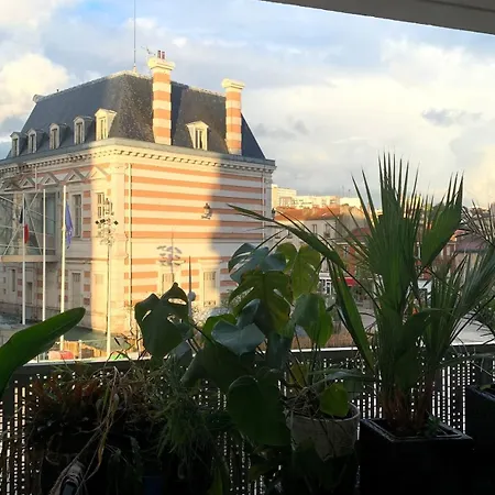 Spacious Flat With Terrasse And Parking Near Metro アパート