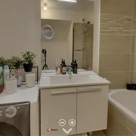 Apartment Spacious Flat With Terrasse And Parking Near Metro *