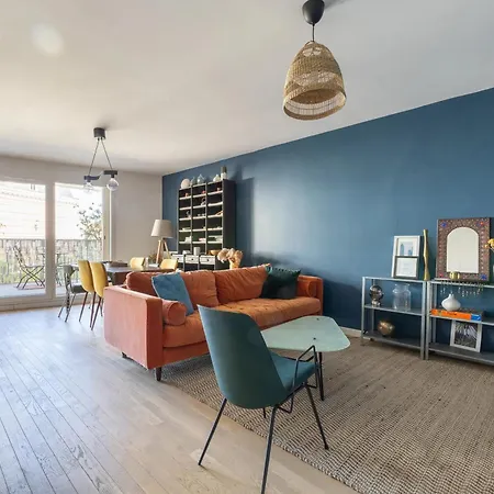 Modern Spacious Flat With Terrace, Parking Near Metro *