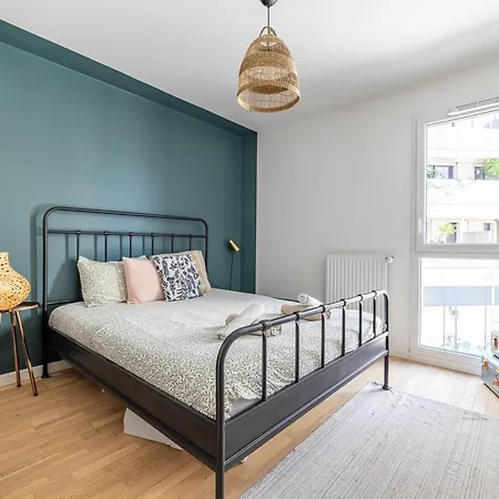 Modern Spacious Flat With Terrace, Parking Near Metro